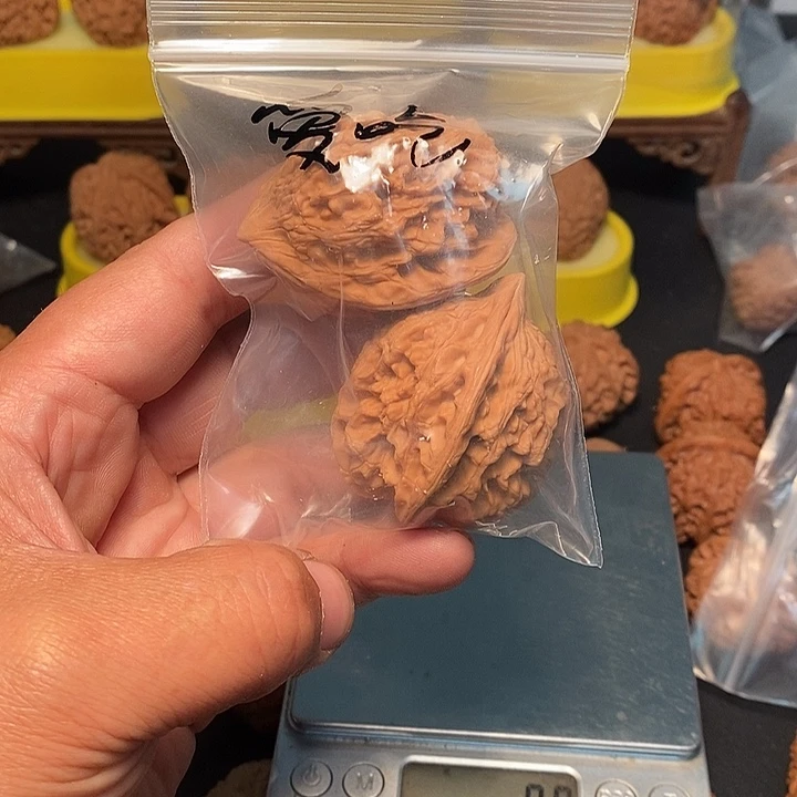 爱***桃文玩核桃吊坠40尺，大沽石
