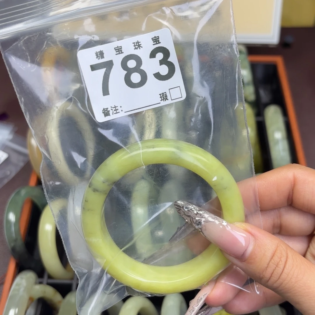 天***。蛇纹石玉未镶嵌手镯