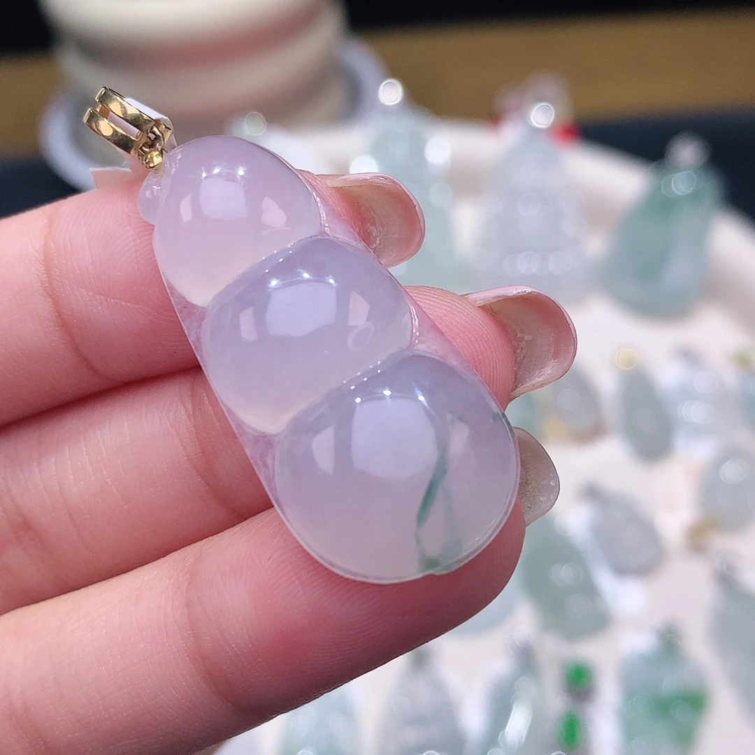 颈饰18K金镶嵌翡翠福豆