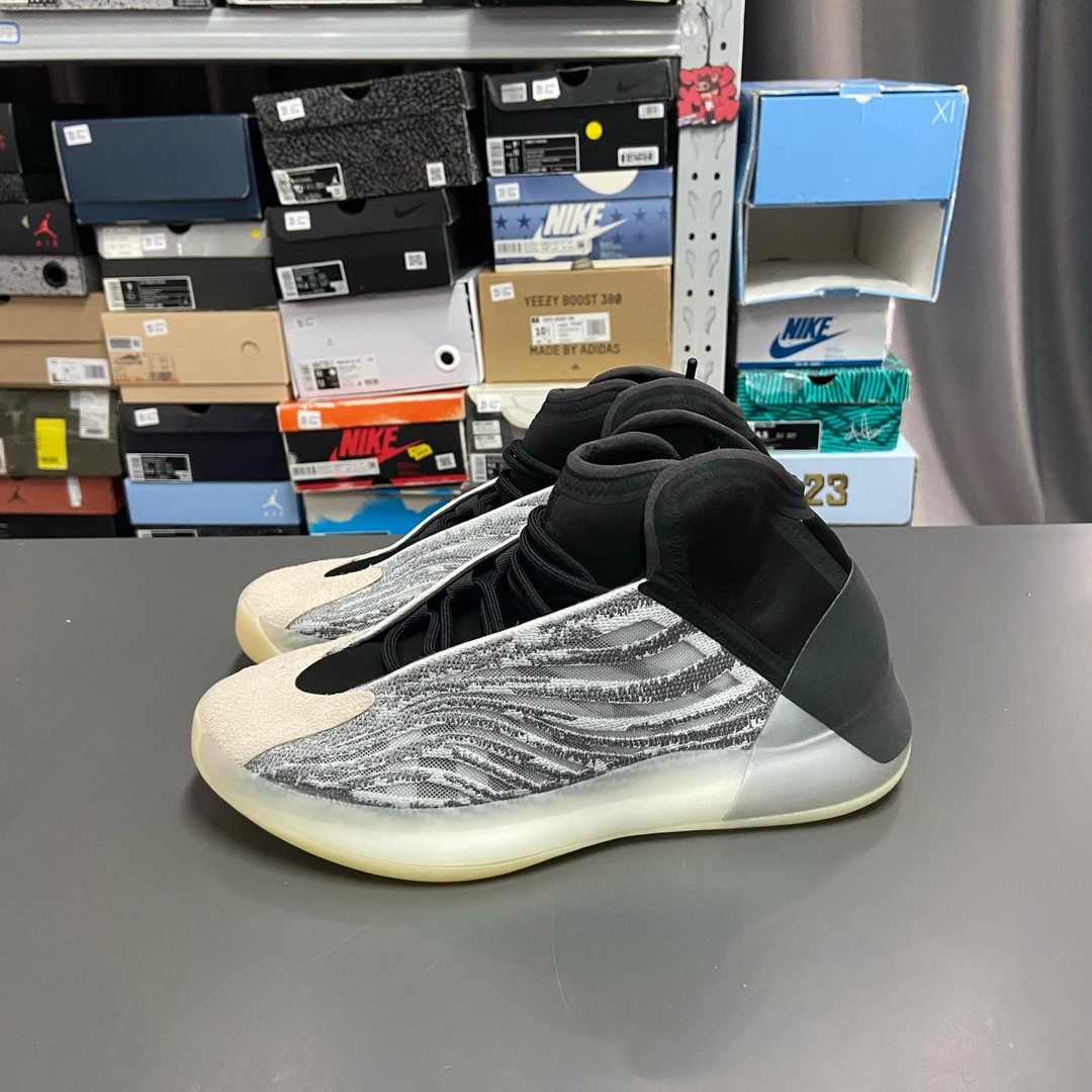 全新未使用 MM6 42.5码 yeezy qntm 黑灰 8348388