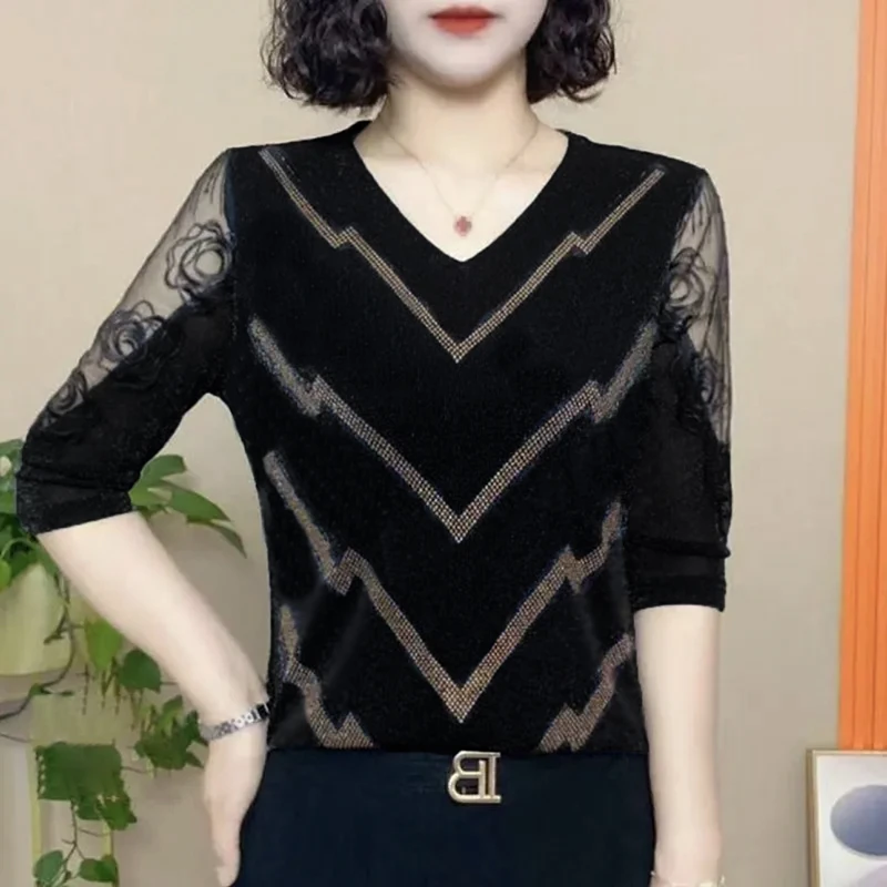 春秋新款修身显瘦时尚V领蕾丝中袖上衣烫钻打底衫大码遮肚子小衫