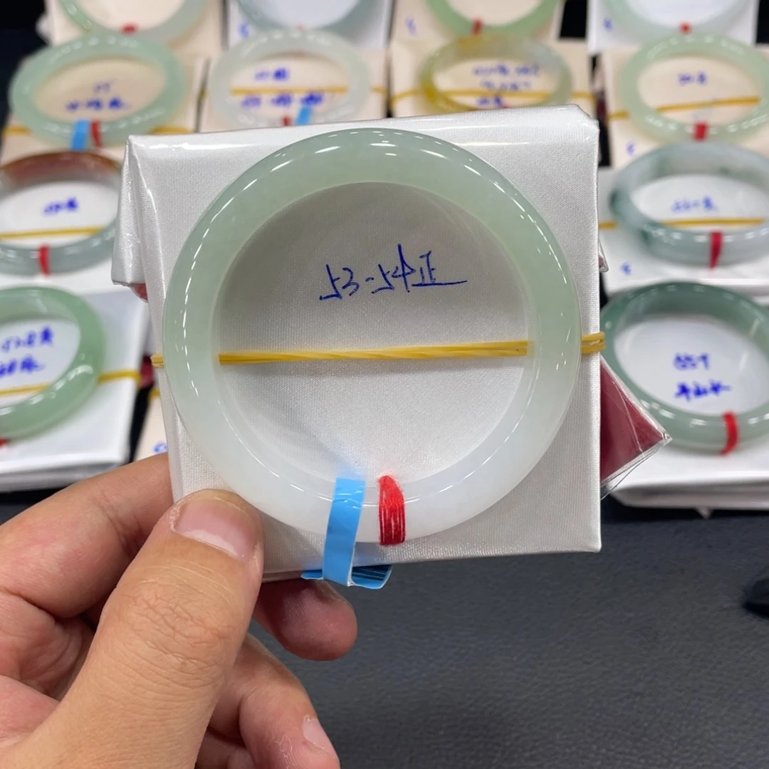 翡翠手镯未镶嵌天然翡翠