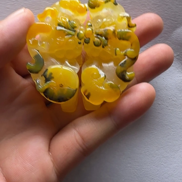 小***莲未镶嵌石英质玉（黄龙玉）手镯