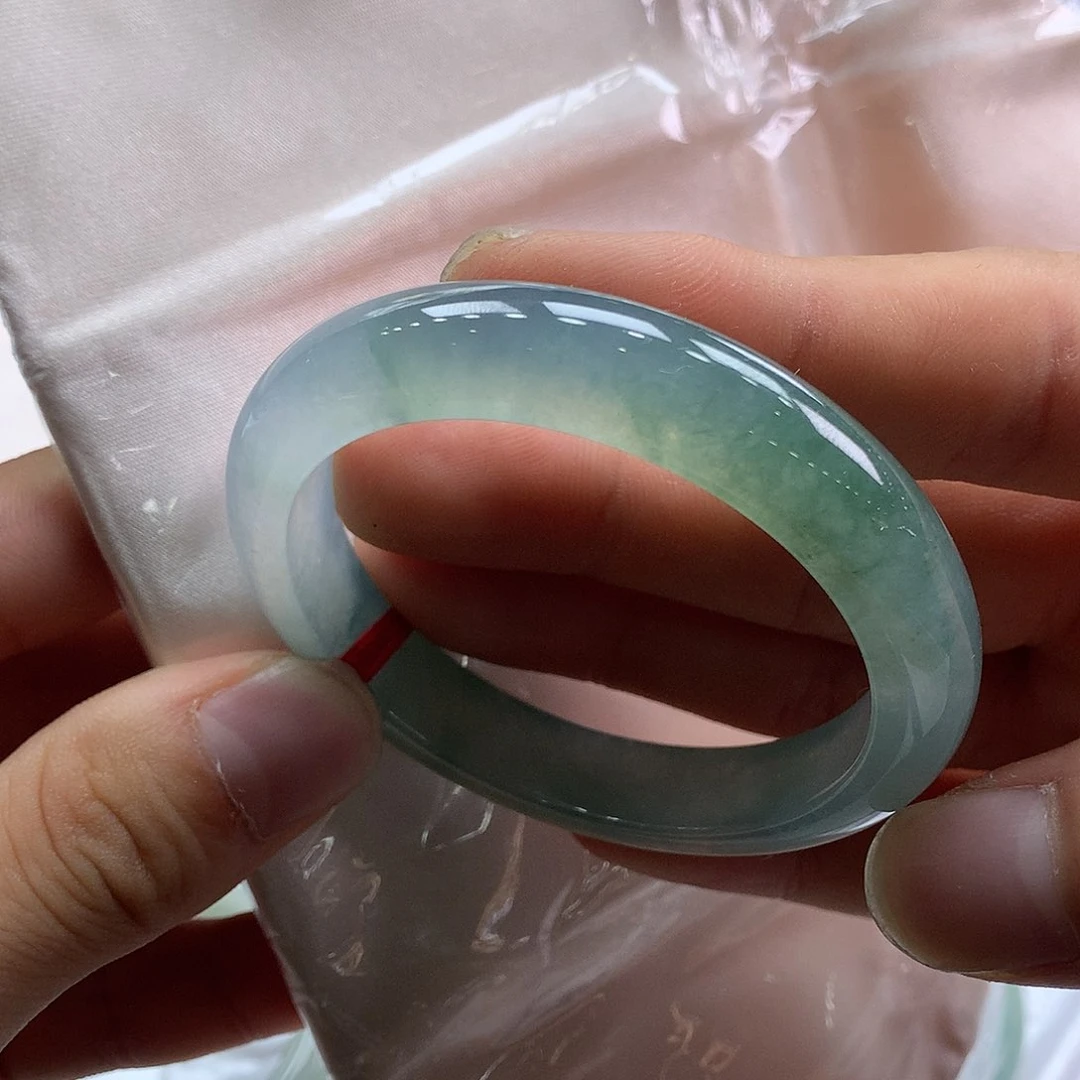 翡翠手镯未镶嵌翡翠