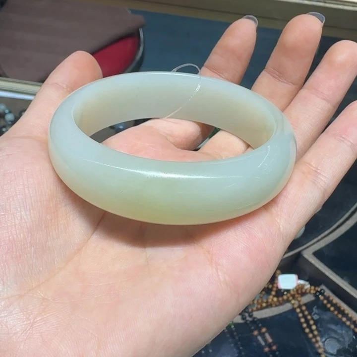 和田玉未镶嵌手镯