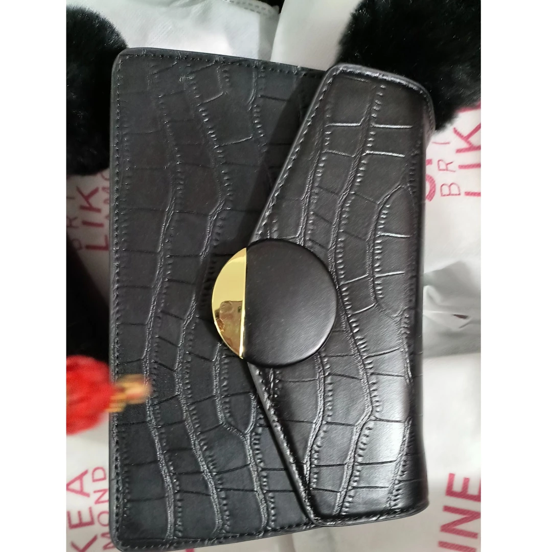 3252-AZA-摩登黑皮面带毛球挎包