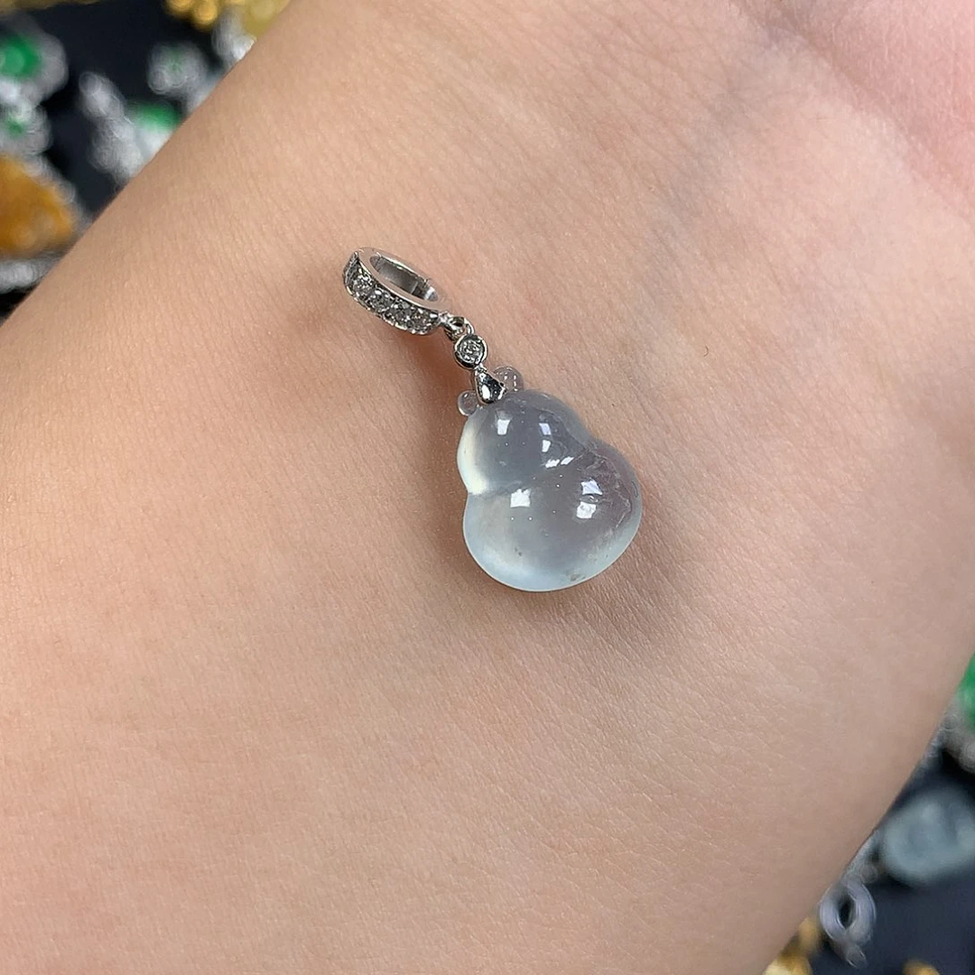 颈饰18K金镶嵌翡翠