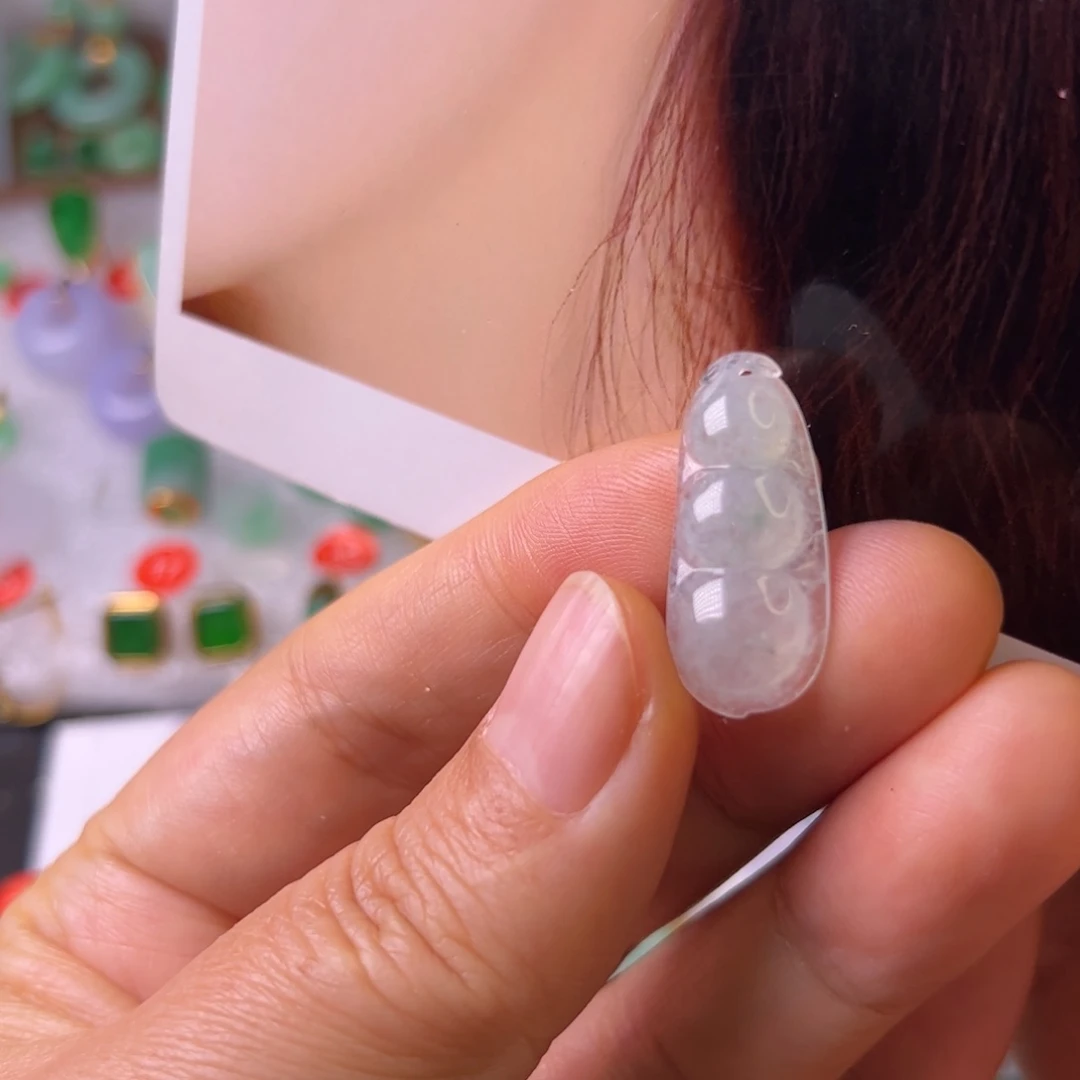 翡翠颈饰未镶嵌豆角