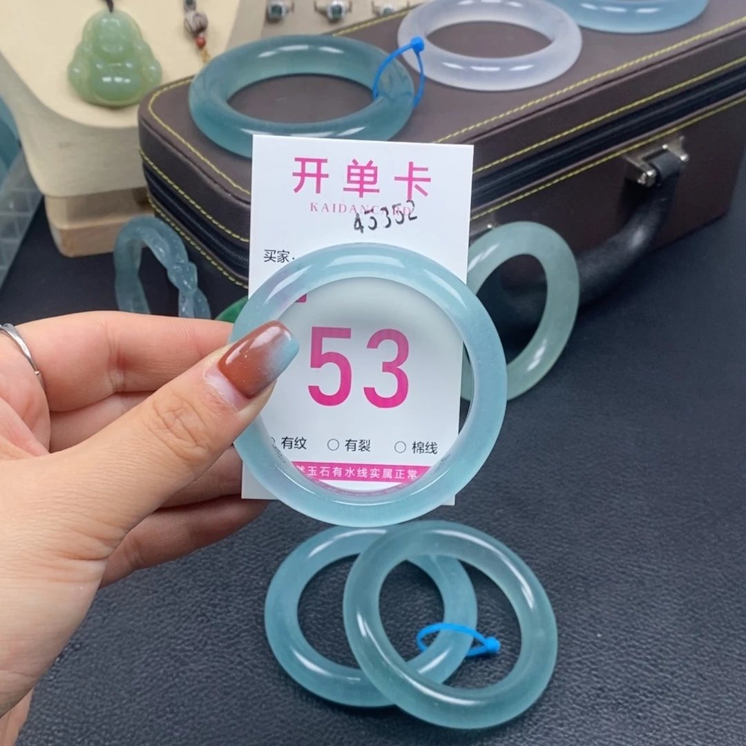 黑***子石英质玉未镶嵌手镯