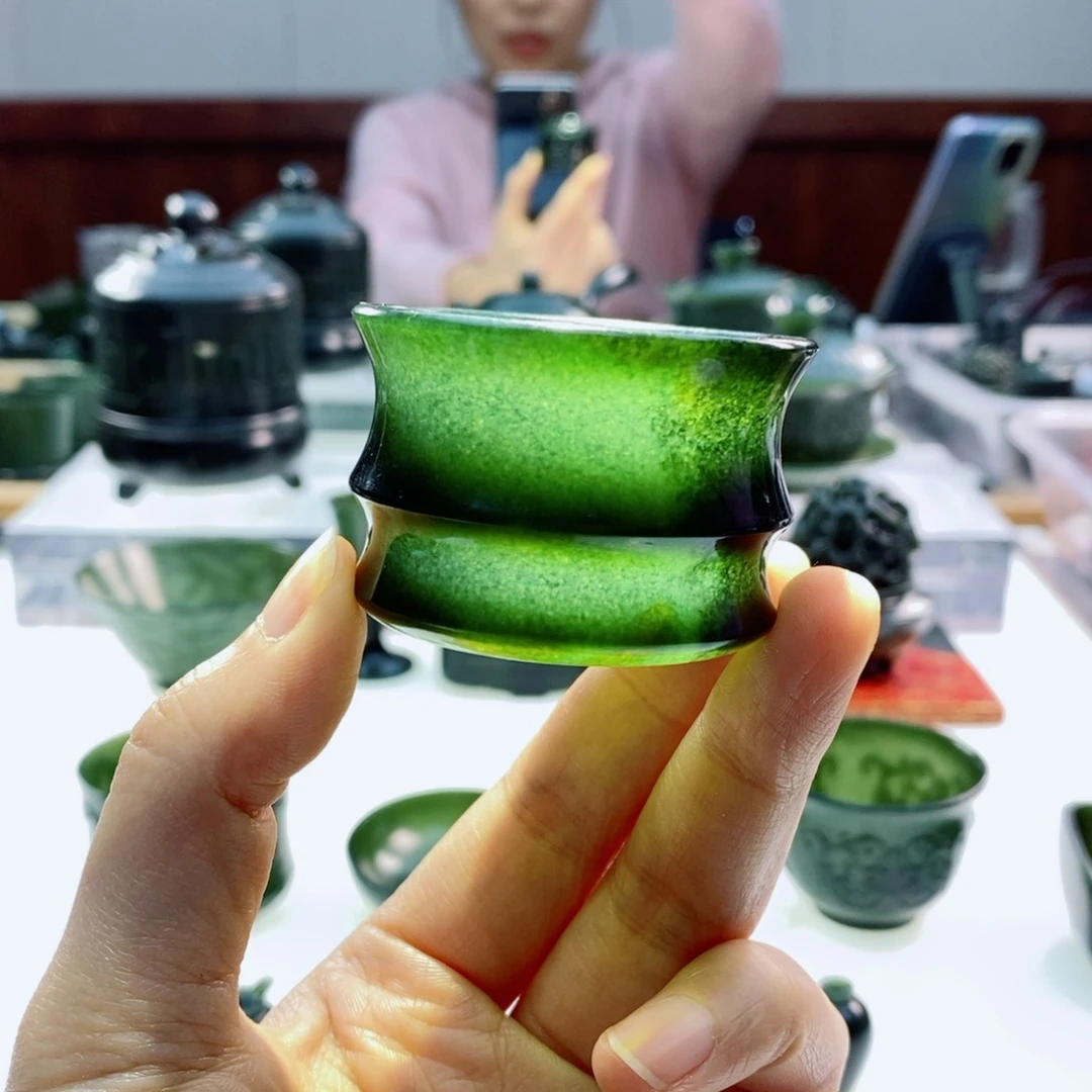 未镶嵌和田玉摆件微瑕