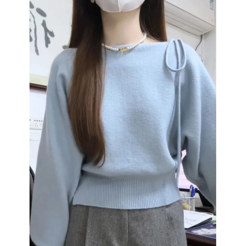 韩系早秋氛围感穿搭蓝色不规则斜肩毛衣女修身露肩短款针织衫上衣