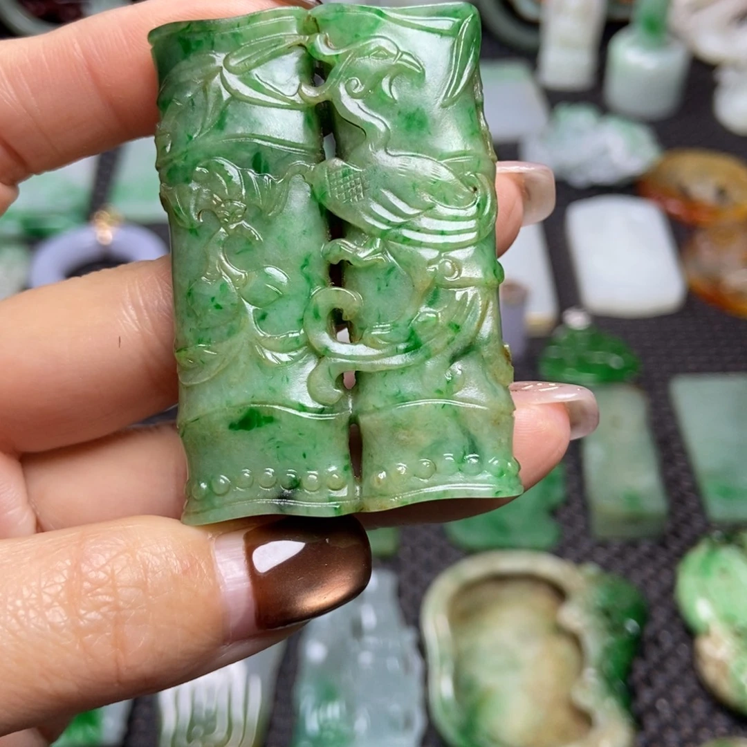 本***元翡翠未镶嵌挂件清