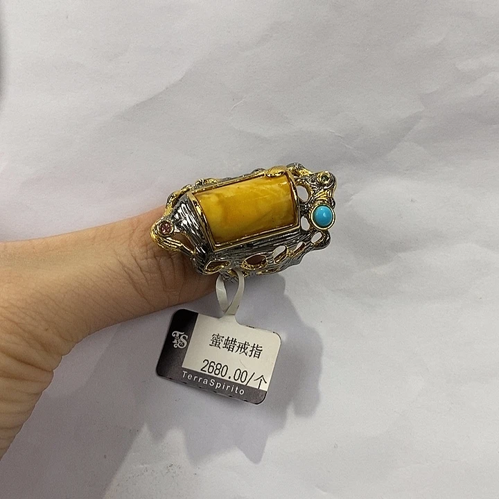 琥珀未镶嵌颈饰多人