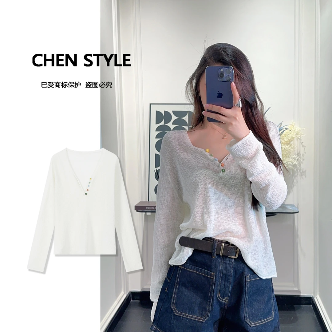楚楚君【亚麻防晒】彩虹纽扣V领针织长袖上衣Y34573