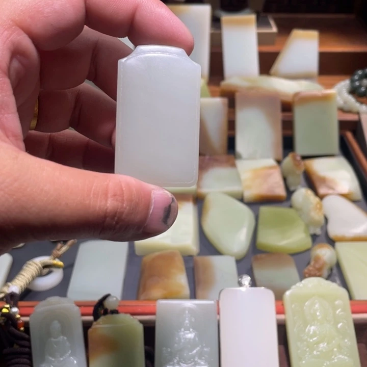 颈饰未镶嵌和田玉（糖玉）