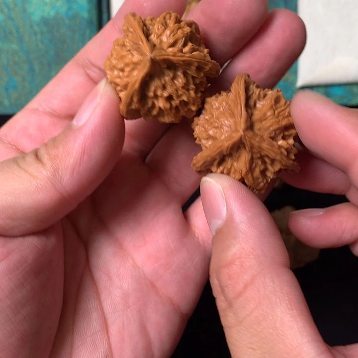 三棱盘山文玩核桃