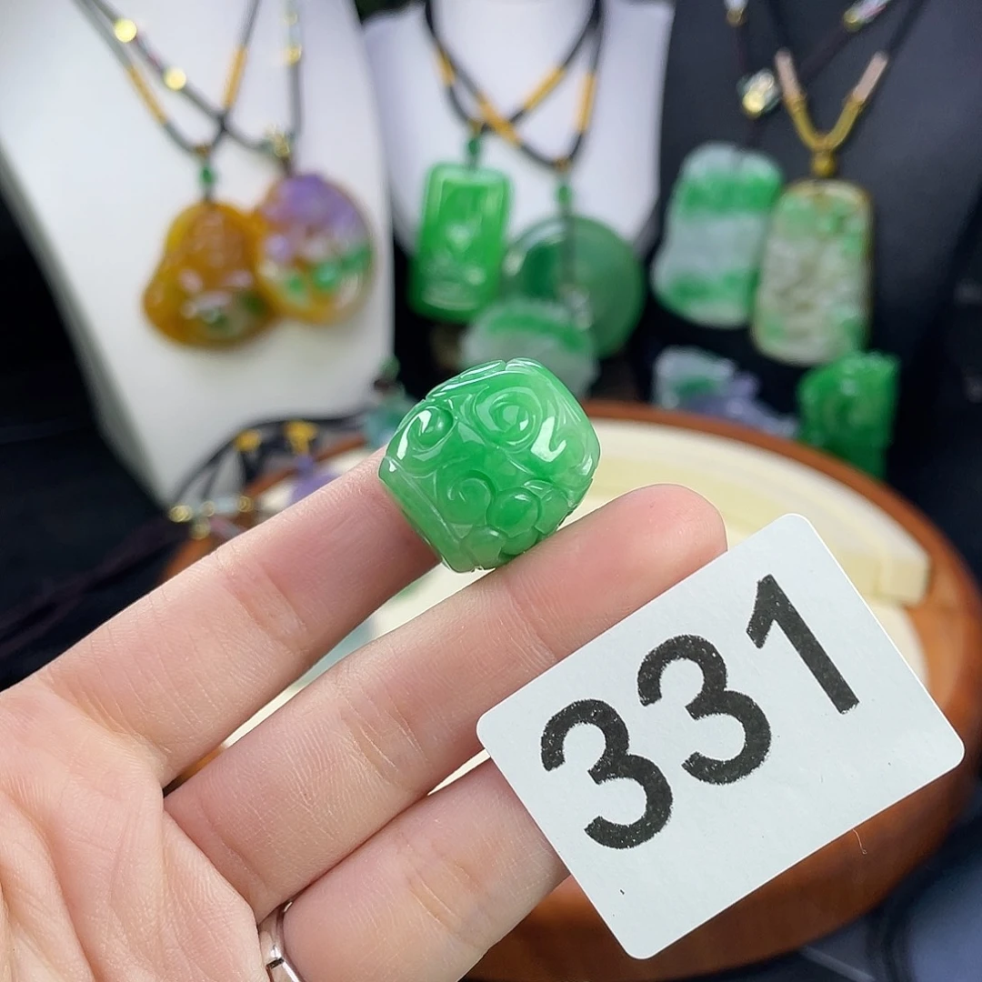 翡翠未镶嵌吊坠(赠链)