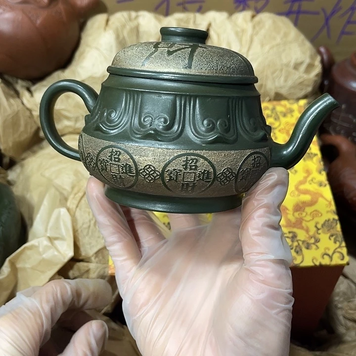 茶壶紫砂原矿泥料，手工制作的一把紫砂壶。