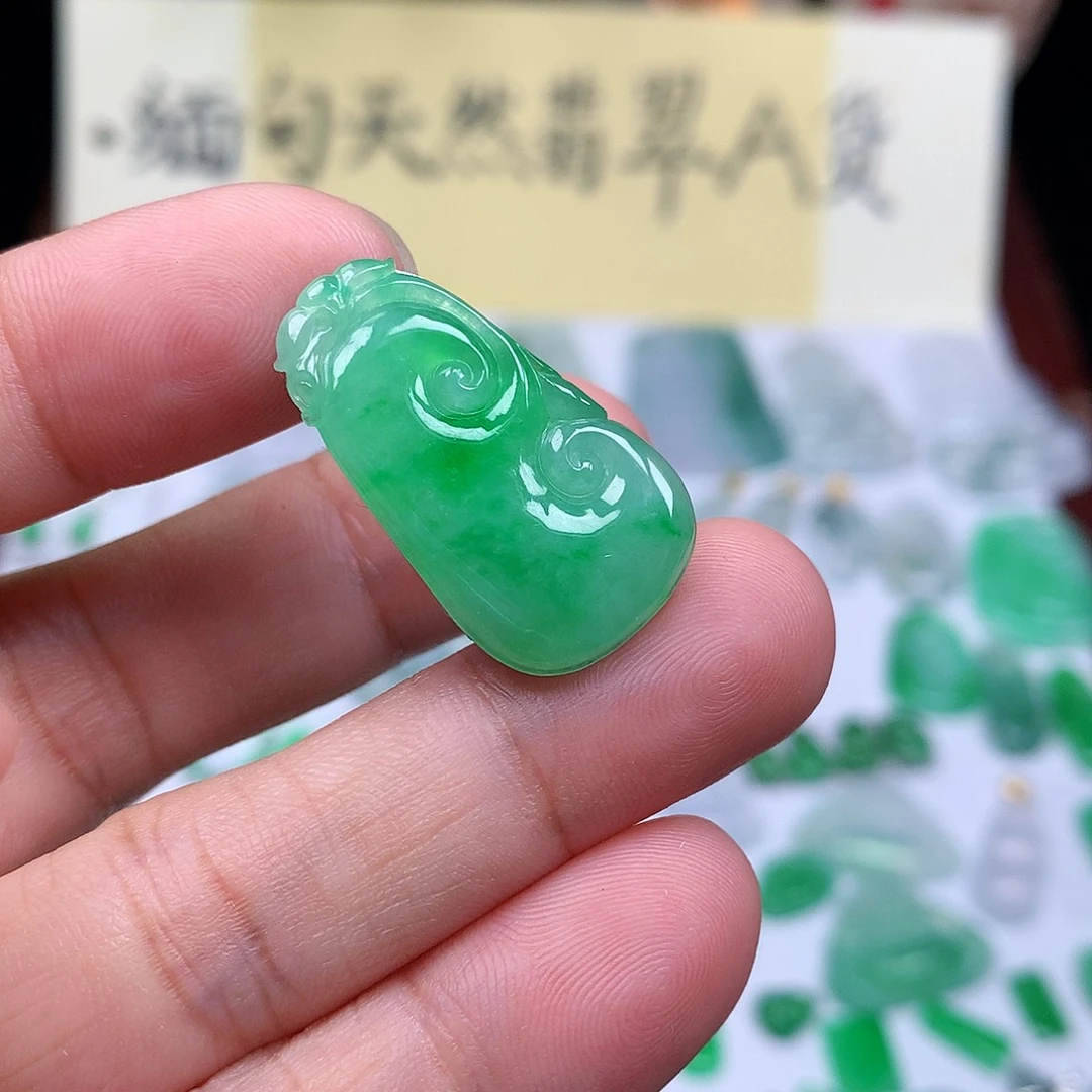 翡翠裸石缅甸天然A货翡翠阳绿如意