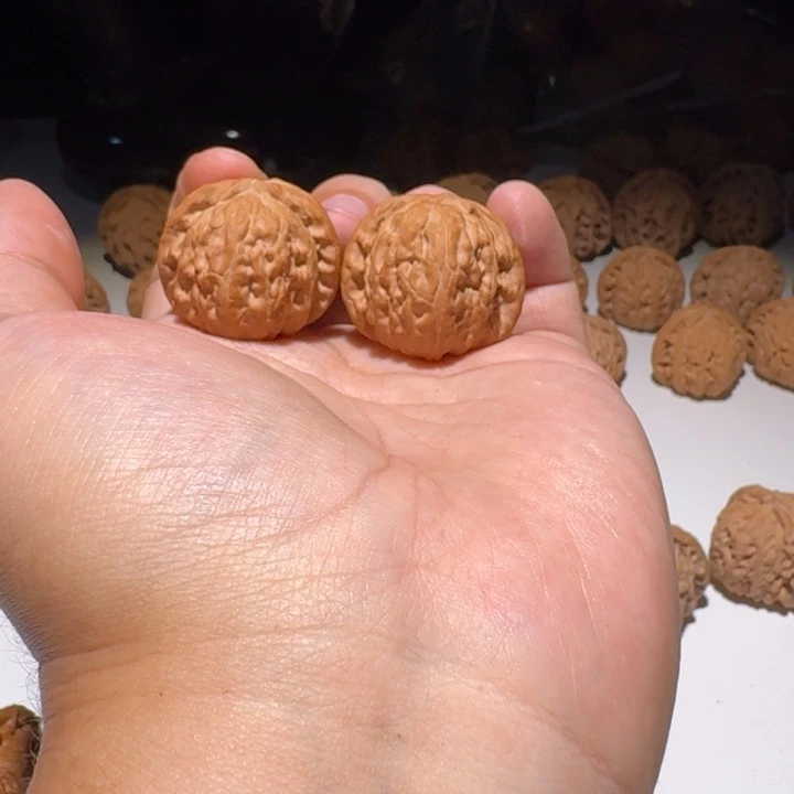 X***x文玩核桃吊坠白狮子