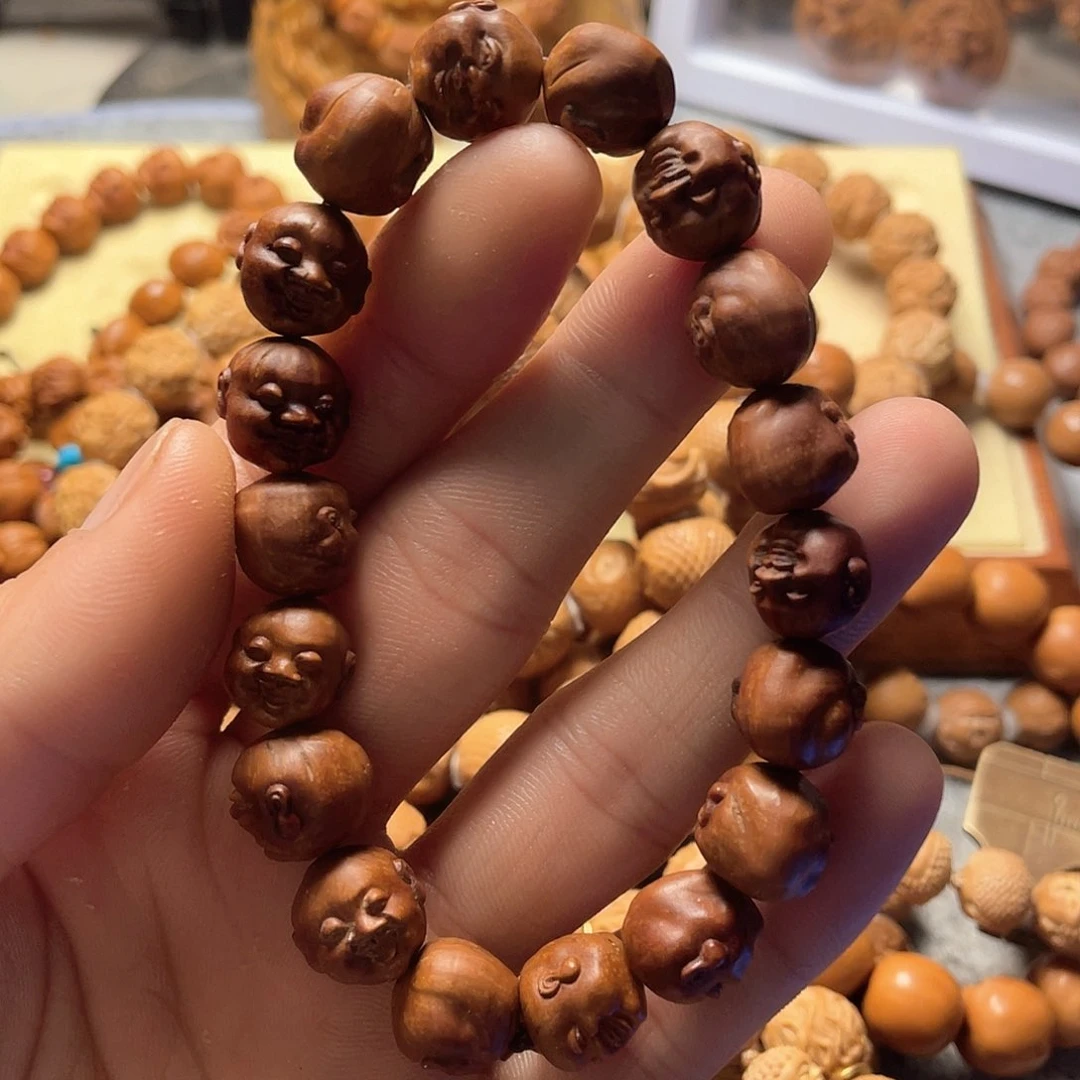 龙纹桃核雕刻笑佛（色差）