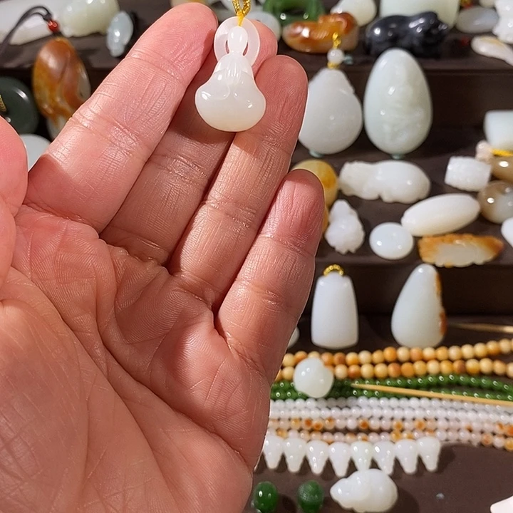 j***l和田玉未镶嵌颈饰