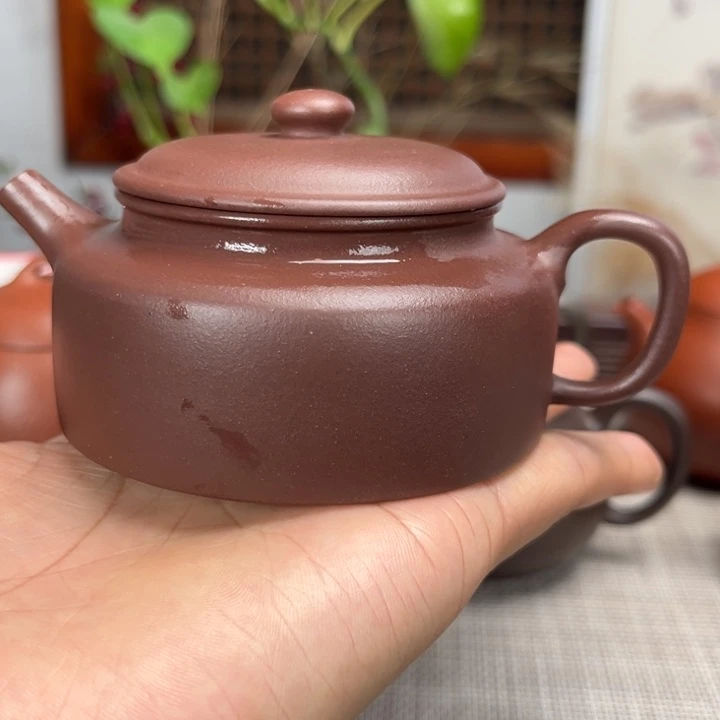 紫砂茶壶德钟。 紫泥