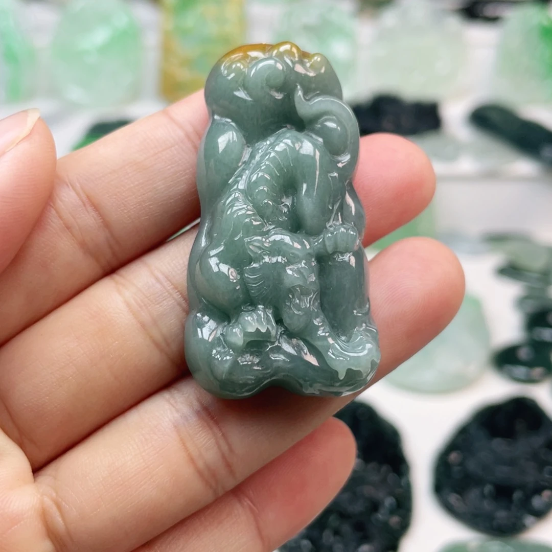 翡翠颈饰未镶嵌下山虎