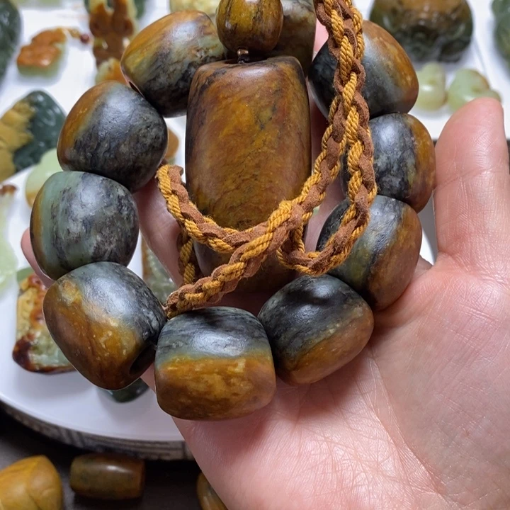 岫岩老玉（透闪石质玉）挂坠，手把未镶嵌小*