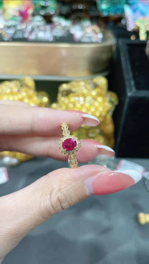 18K金镶嵌天然红宝石戒指