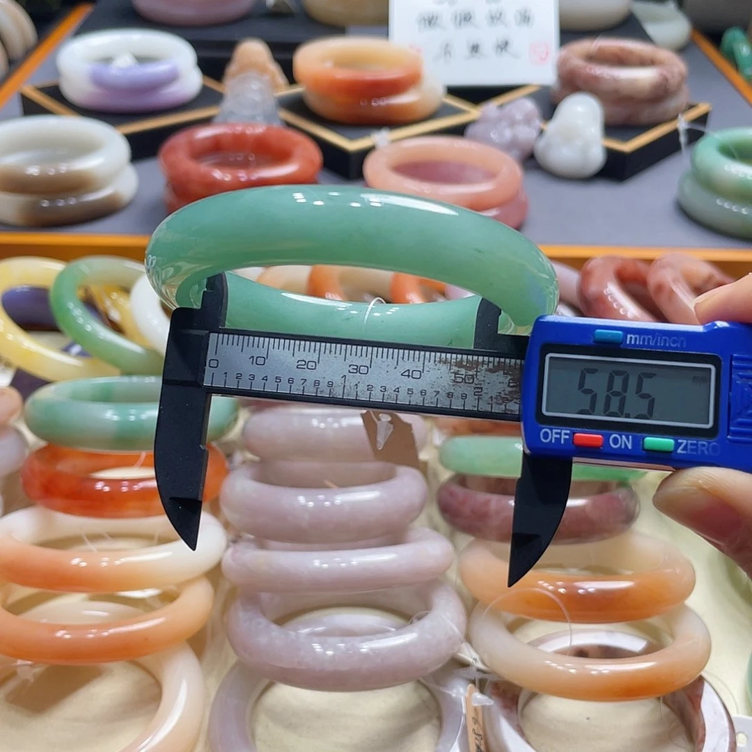 未镶嵌手镯石英岩玉