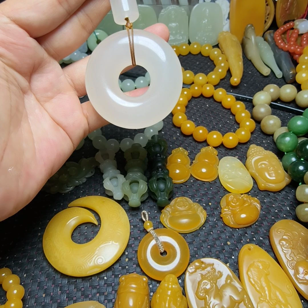 颈饰未镶嵌石英质玉（金丝玉）
