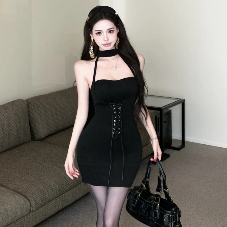 性感辣妹修身显瘦设计感打孔绑带针织挂脖小妈感短款包臀连衣裙女