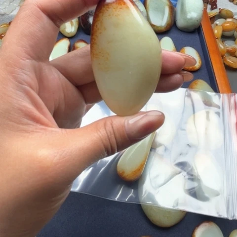 和田玉颈饰未镶嵌棋**生
