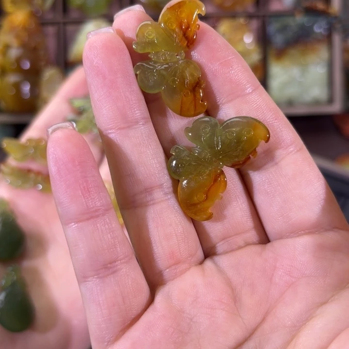 未镶嵌蛇纹石玉颈饰楠*?