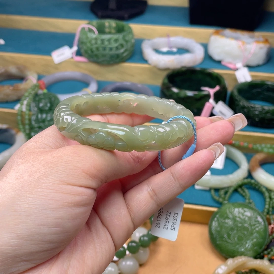 和田玉手镯59圈口。编号73未镶嵌