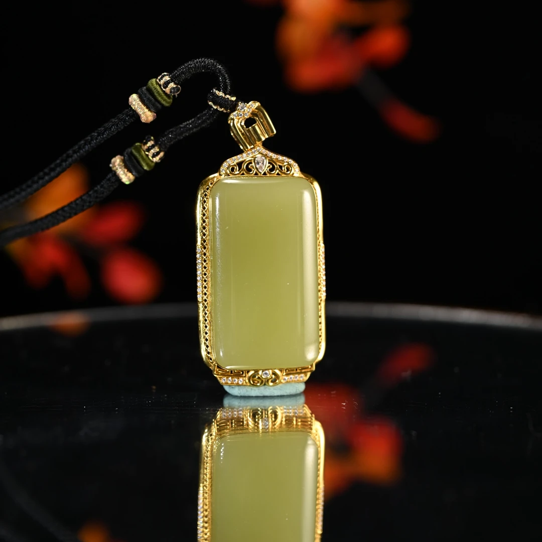 lot8833 2512060045和田玉黄玉牌佩/保利