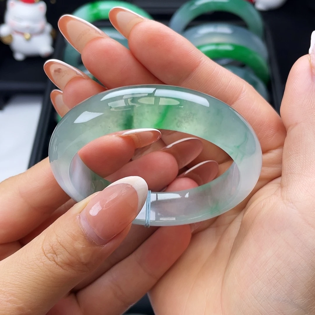 翡翠手镯未镶嵌52高冰飘绿花、微瑕