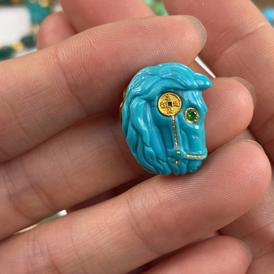 绿松石未镶嵌。双色骏马