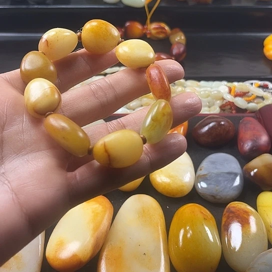 日***。和田玉未镶嵌颈饰