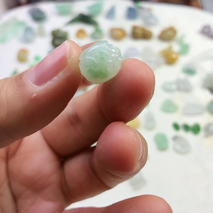 翡翠未镶嵌颈饰如意雕刻珠