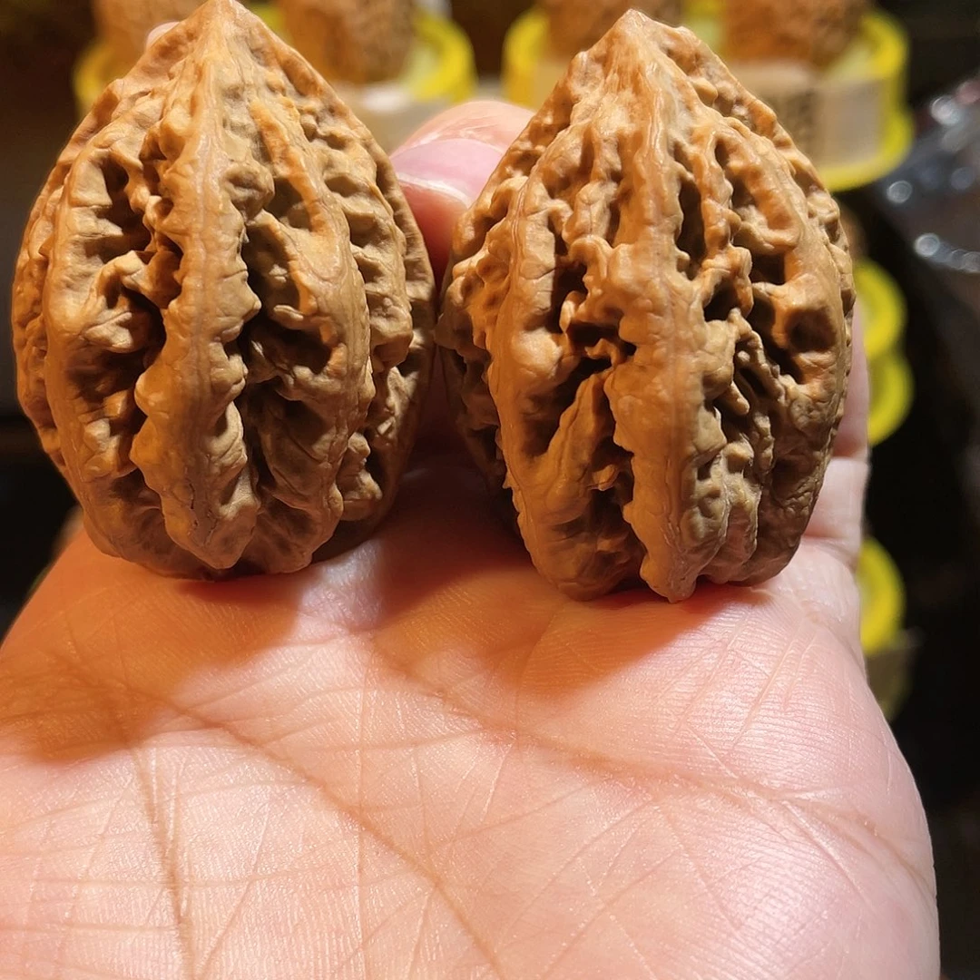 文玩核桃吊坠滚龙纹