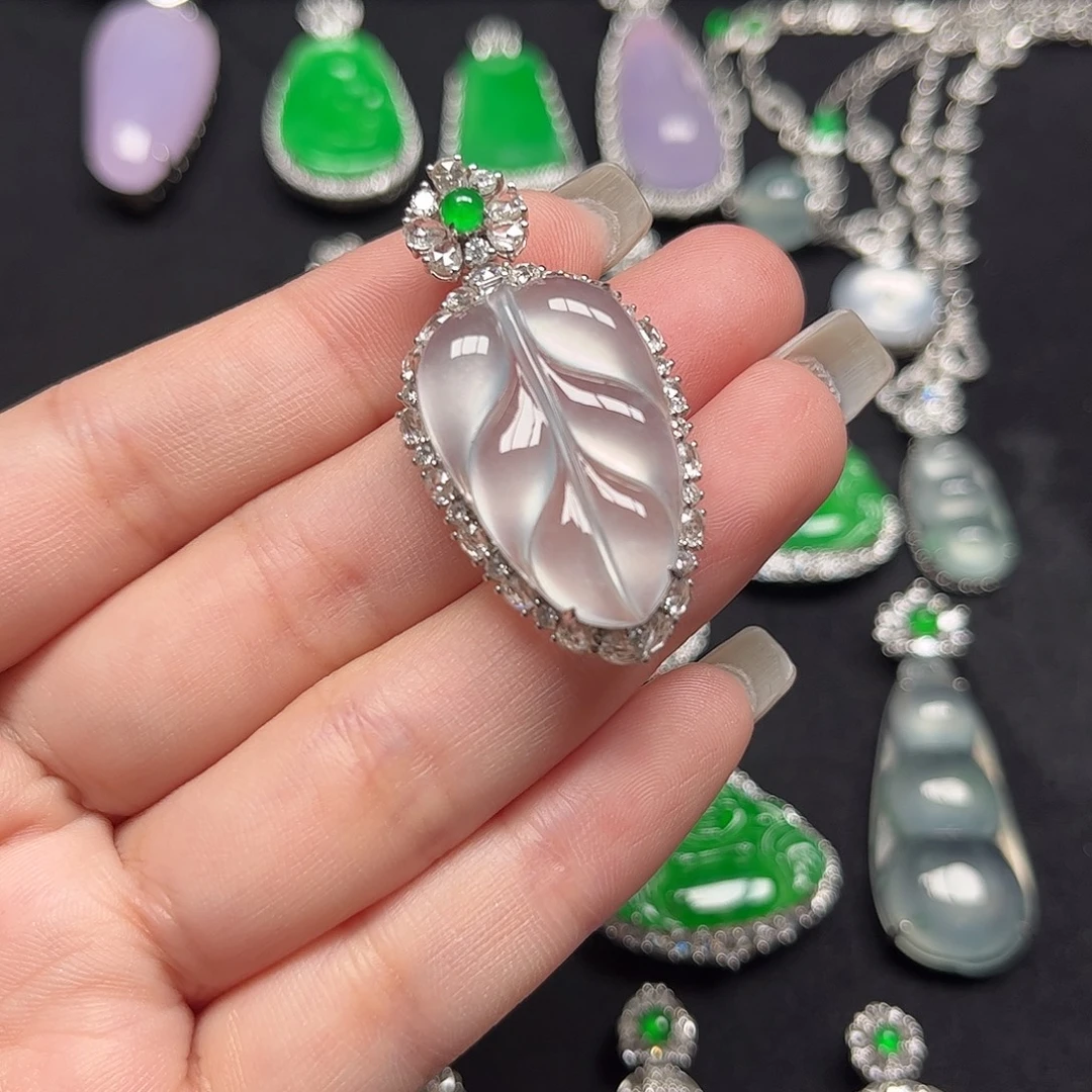 翡翠18K金镶嵌颈饰高冰玻叶子吊坠