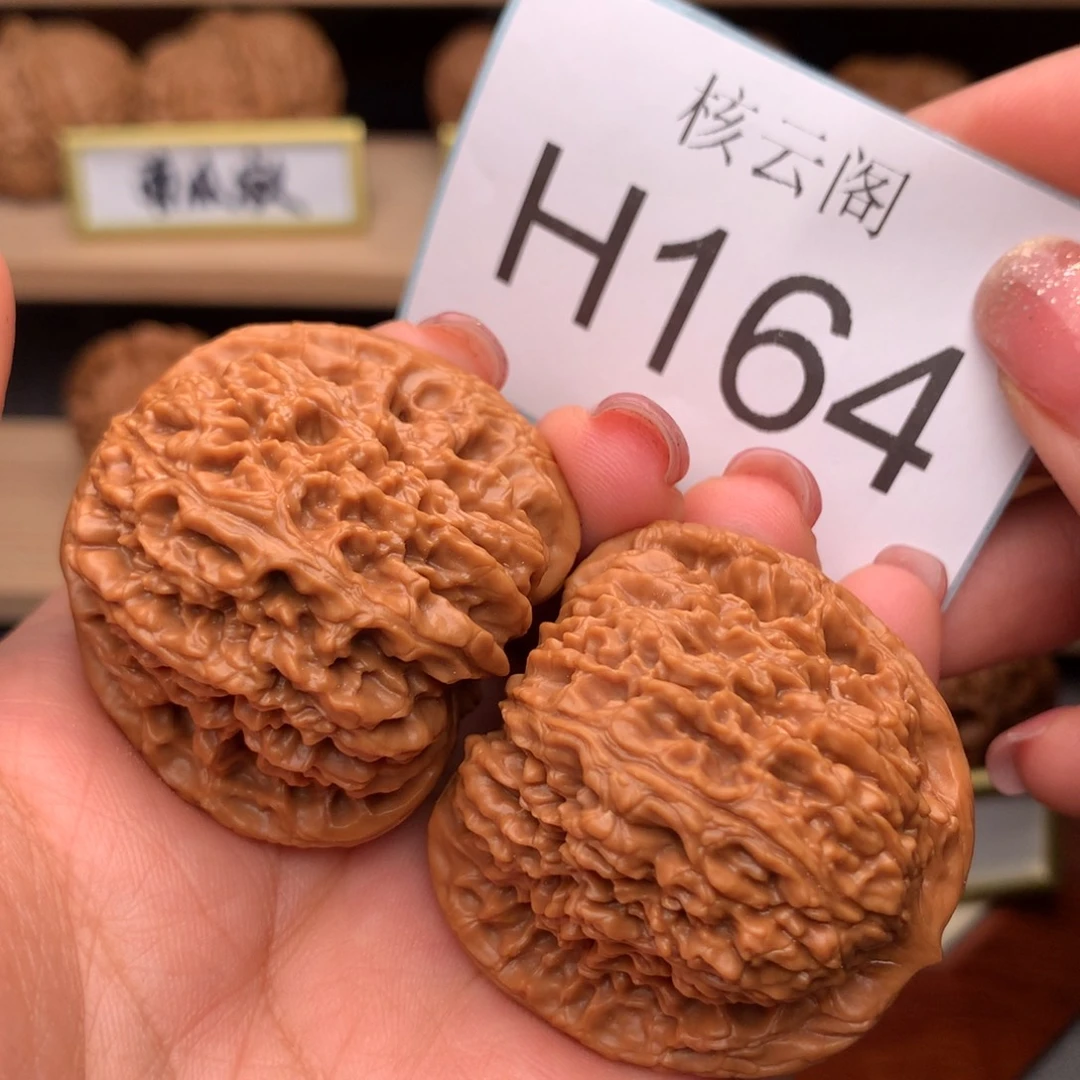 C***e文玩核桃吊坠40.8高炮凹地逐鹿南疆石