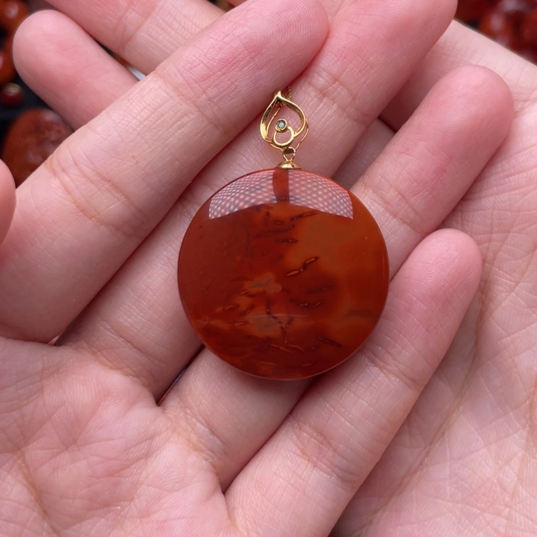 南红玛瑙18K金镶嵌珠宝奇石圆牌吊坠