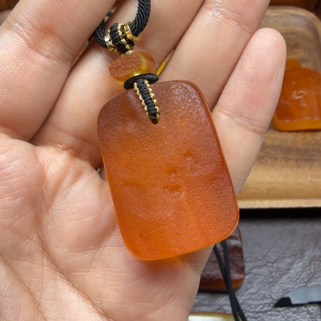 琥珀未镶嵌吊坠(赠链)