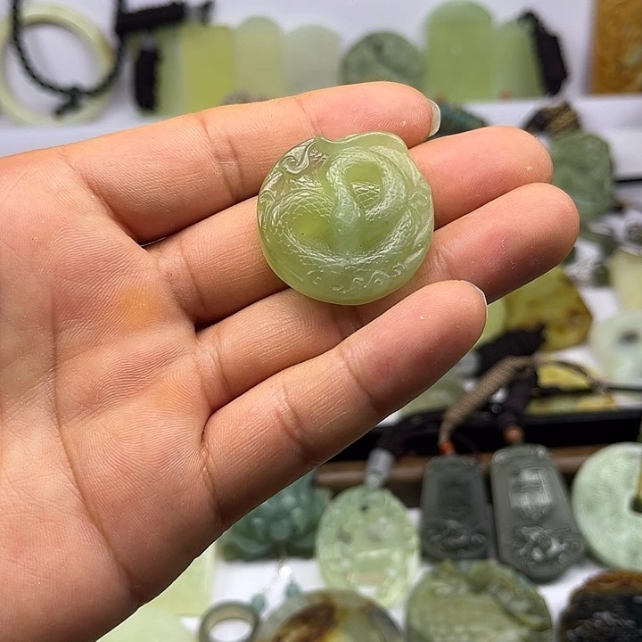 岫玉未镶嵌吊坠(赠链)