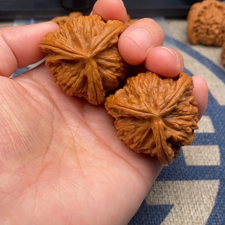 吊坠文玩核桃给****?三棱