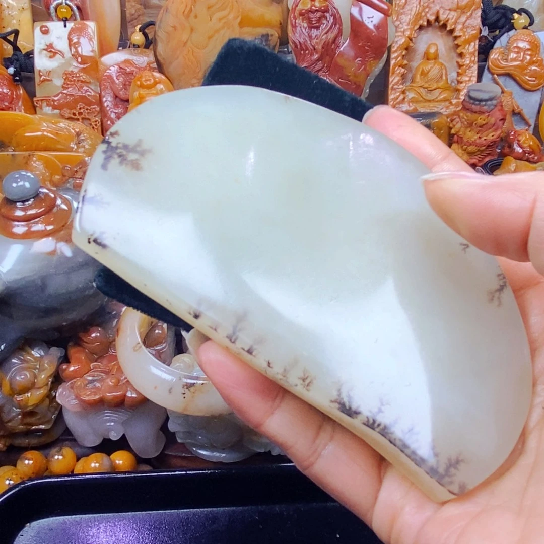 未镶嵌石英质玉（黄龙玉）颈饰