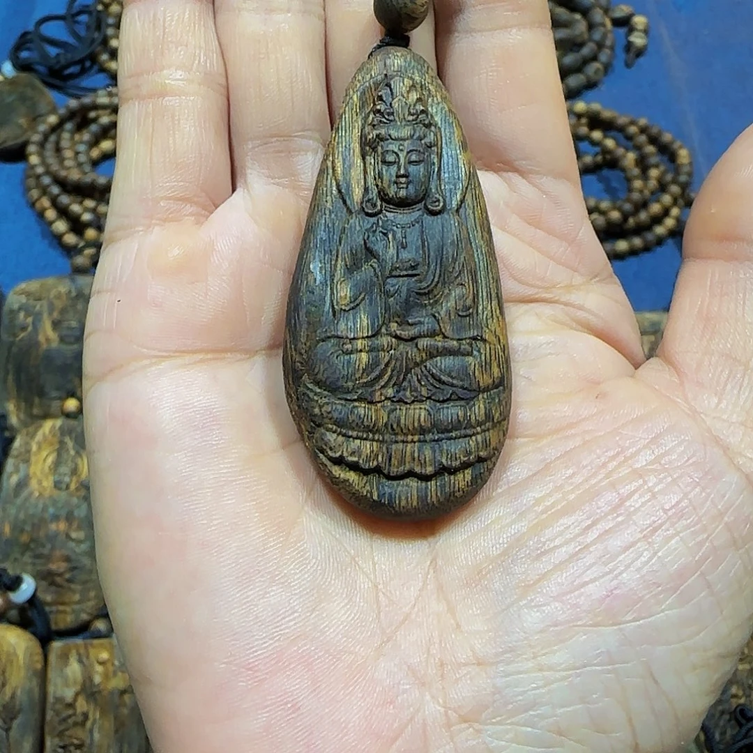 牛***牛沉香沉香碎屑海南白奇乌身瘤疤观音13.7克带绳